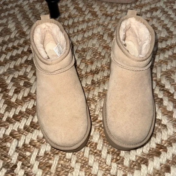 UGG Women’s Beige Boots - Picture 4 of 7